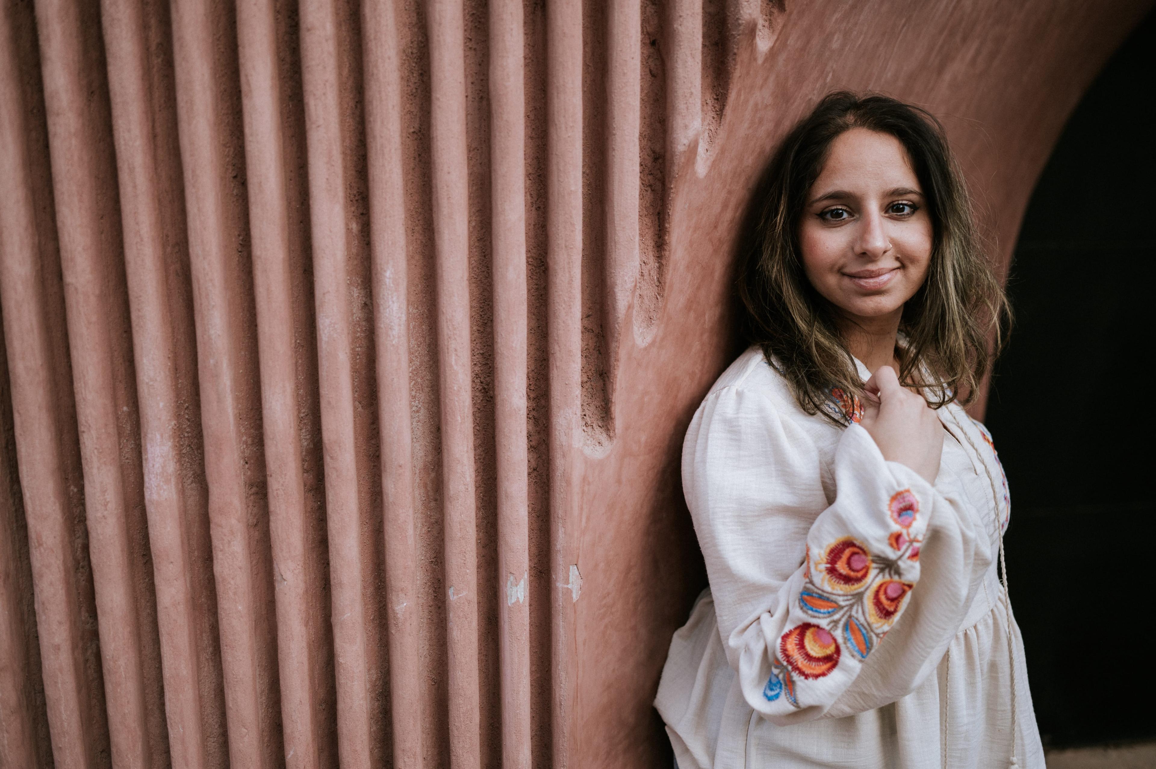 Girl pink wall marrakech